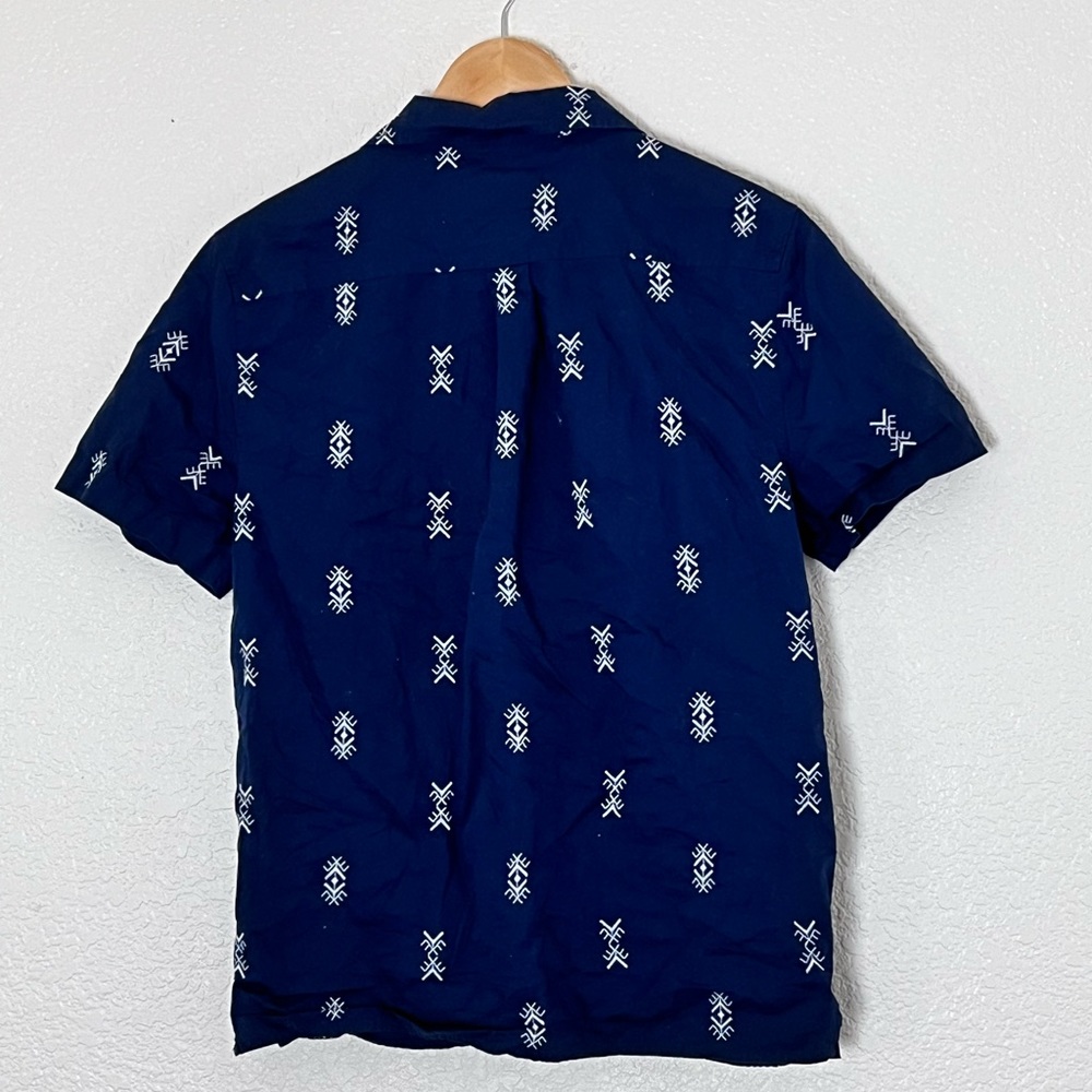 Goodfellow | Like New Patterned Short Sleeve Butt… - image 5